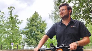 Inhaber Ludwig Schröder präsentiert ein Fahrrad von Velo de Ville